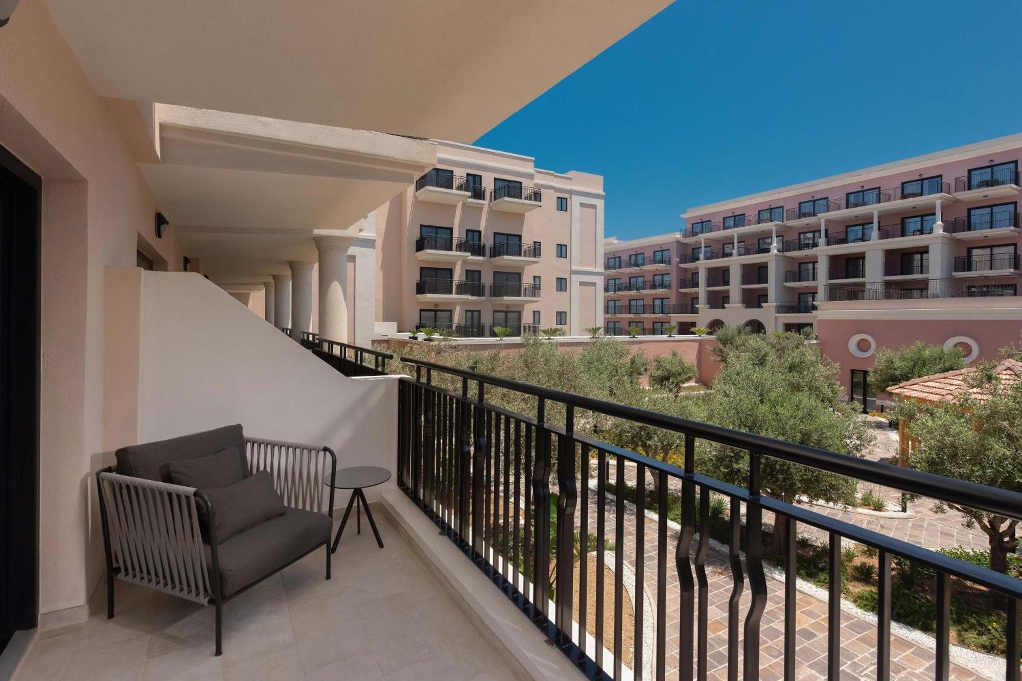 The Westin Dragonara Resort, Malta Saint Julian's Exterior photo A typical balcony at the Westin La Paloma